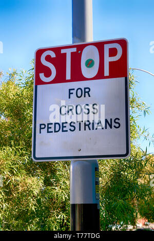 Arresto per attraversare i pedoni - alterata segno visibile su N 4th Ave in Tucson AZ Foto Stock