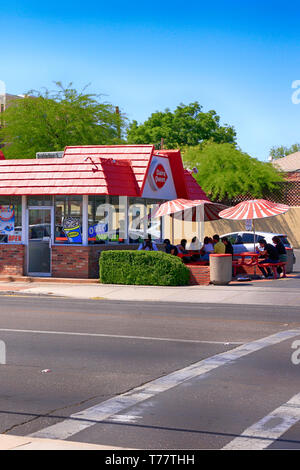 I giovani al di fuori seduta Dairy Queen ice cream store su E 6 St in Tucson AZ Foto Stock