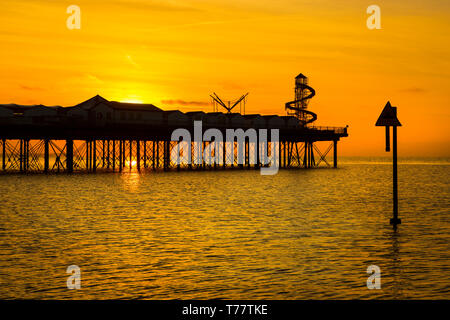 Sunset over Herne Bay Pier, Kent, Regno Unito Foto Stock