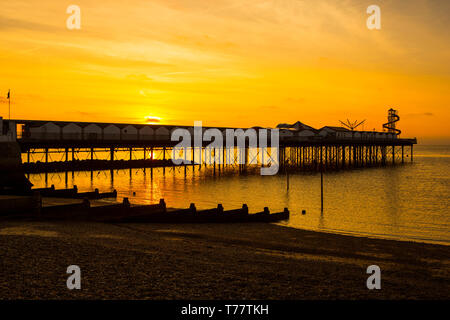 Sunset over Herne Bay Pier, Kent, Regno Unito Foto Stock