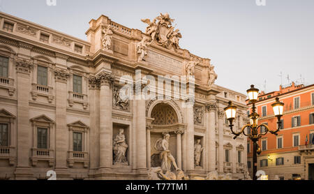 La splendida e famosa fontana di Trevi al tramonto a Roma Italia Foto Stock
