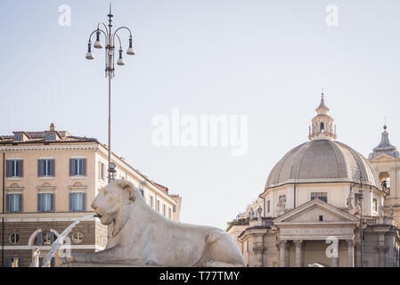 Lion fontana in Piazza del Popolo a Roma Italia Foto Stock