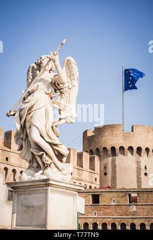 Statua di un Angelo davanti al castello di Roma Italia con la bandiera europea, Europa Foto Stock