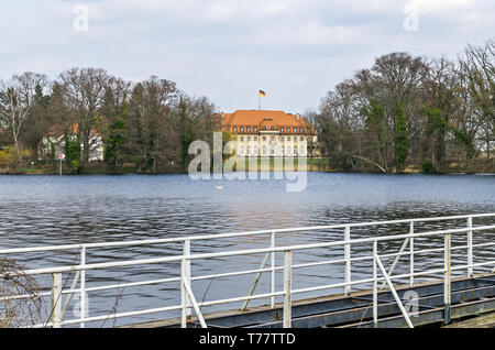 Berlino, Germania - 20 Marzo 2019: la conservazione della natura area di foresta di Tegel al Lago di Tegel con la Borsig Villa Reiherwerder, la Federal Foreign Mini Foto Stock