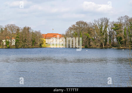 Berlino, Germania - 20 Marzo 2019: la conservazione della natura area di foresta di Tegel al Lago di Tegel con la Borsig Villa Reiherwerder, la Federal Foreign Mini Foto Stock