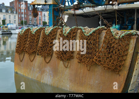 Rusty reti per la cattura di conchiglie dei pellegrini e altri pettinidi appendere su una barca Foto Stock