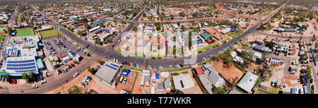 Il centro della città e lo shopping village con la strada principale di Lightning Ridge città in Australia outback - centro di opal industria mineraria dal di sopra in una vasta gamma di aer Foto Stock