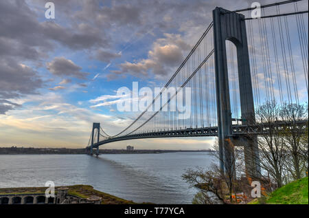 Vista il Verrazano Narrows Bridge da Staten Island su Brooklyn e Manhattan a New York City. Foto Stock
