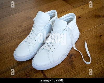 Una coppia di bianco di alta cima sneakers da Sully Wong, un indie canadese marca scarpa. Foto Stock