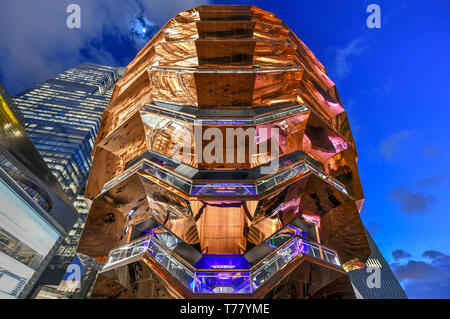 New York City - Marzo 15, 2019: La nave, noto anche come Hudson Yards scala (progettato dall architetto Thomas Heatherwick) al crepuscolo in Midtown uomo Foto Stock