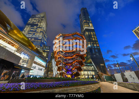 New York City - Marzo 15, 2019: La nave, noto anche come Hudson Yards scala (progettato dall architetto Thomas Heatherwick) al crepuscolo in Midtown uomo Foto Stock