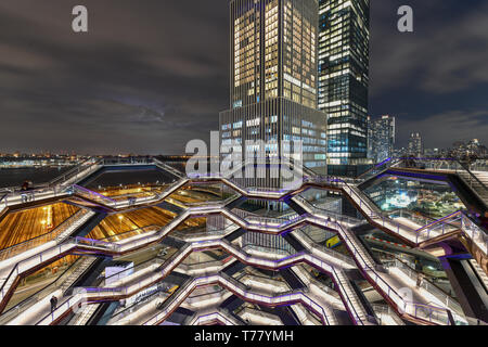 New York City - Marzo 15, 2019: La nave, noto anche come Hudson Yards scala (progettato dall architetto Thomas Heatherwick) al crepuscolo in Midtown uomo Foto Stock