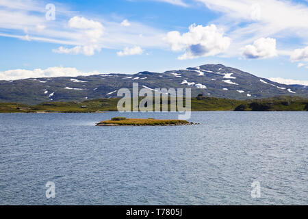 Paesaggio con montagne, lago, Cielo e nubi in Norvegia. Foto Stock