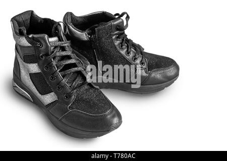 Confortevole sneakers nero con pannelli grigio su una piattaforma elevata con una cerniera lampo e lace-up. Presentato su uno sfondo bianco. Foto Stock
