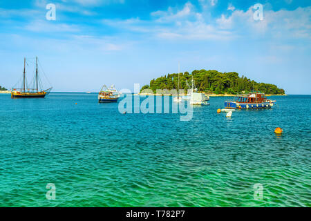 Luogo spettacolare con isola tropicale e navi, Rovigno, Istria regione, Croazia, Europa Foto Stock