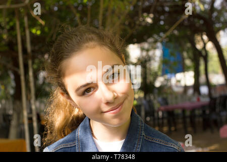 Ritratto di una giovane e bella teen una ragazza turca di close-up Foto Stock