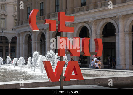 Genova, Genova, Italia: le lettere rosse Genova più di questo, il nuovo slogan per la città, piazza De Ferrari e la sua fontana Foto Stock