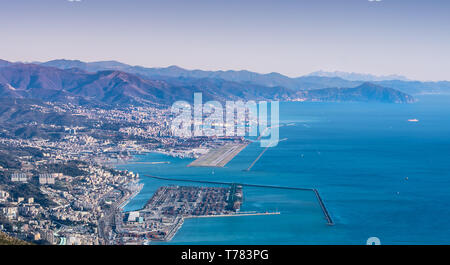 Genova (Genova), Liguria, Italia: bellissima scenic vista aerea della città, porta la diga del mare, l'aeroporto Cristoforo Colombo di Genova in pista, e il promontorio di Portofino Foto Stock