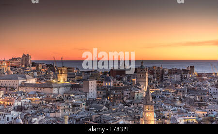 Genova, Italia: Bel tramonto antenna vista panoramica del centro storico di Genova città vecchia (Cattedrale di San Lorenzo, duomo e Palazzo Ducale), mare e porto Foto Stock