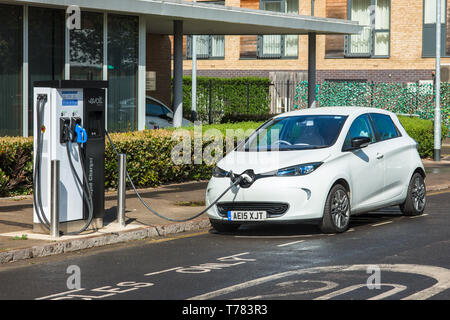 Auto elettrica inserita in Evolt punto di carica, Cambridge, Inghilterra. Foto Stock