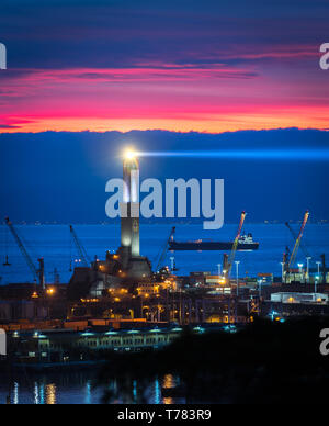 Genova, Genova, Italia: Antenna vista panoramica della Lanterna (faro simbolo della città e porto faro a fascio di luce Foto Stock