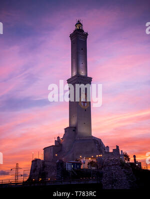 Genova, Genova, Italia: vista al tramonto della Lanterna (faro simbolo della città). Famoso fari Foto Stock