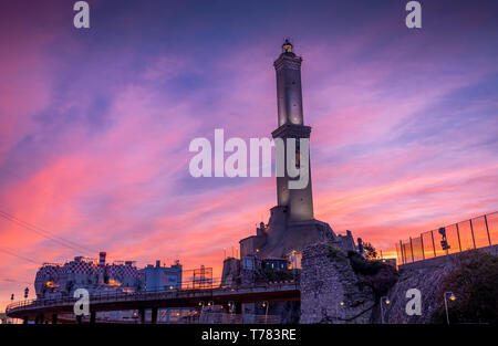 Genova, Genova, Italia: vista al tramonto della Lanterna (faro simbolo della città). Famoso fari Foto Stock