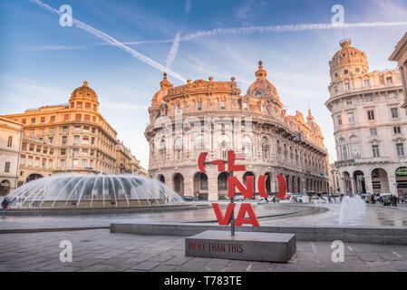 Genova, Genova, Italia: Piazza De Ferrari piazza principale di Genova, rinomato per la sua fontana, edificio dello Stock Exchange (Borsa), Credito Italiano Foto Stock