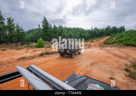 Sithonia, Calcidica, Grecia - 27 Giugno 2014: Offroad car Land Rover Defender 110 all'aperto Foto Stock