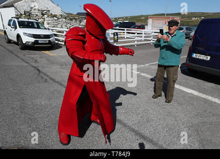 Un membro della '501Legion Irlanda Garrison' vestito come un Praetorian Guard in posa per una foto per le strade di Portmagee, Kerry, durante il Maggio 4 Festival, dove le scene di Star Wars sono state filmate. Foto Stock