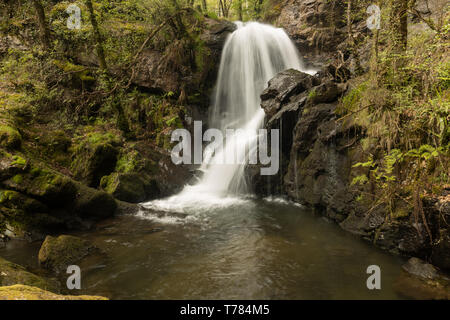 In A Coruña, vi sono quattro cascate del fiume Mendo, in un vivace ambiente forestale. Appartiene a Marine Coruñesas e Terras do Mandeo Biosph Foto Stock