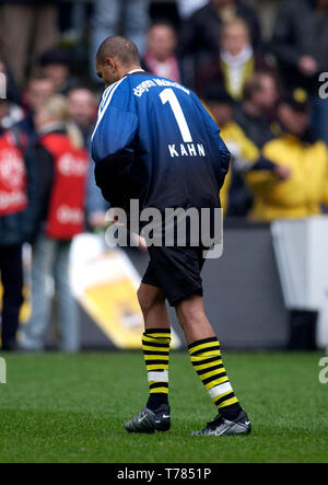 Westfalenstadion Dortmund Germania, 19.4.2003, il calcio tedesco Bundesliga Stagione 2002/03 Giornata 29, Borussia Dortmund (giallo) vs Bayern Monaco di Baviera (bianco) --- Da sinistra: Marcio Amoroso ( BVB) indossare la maglia del Bayern keeper Oliver KAHN Foto Stock