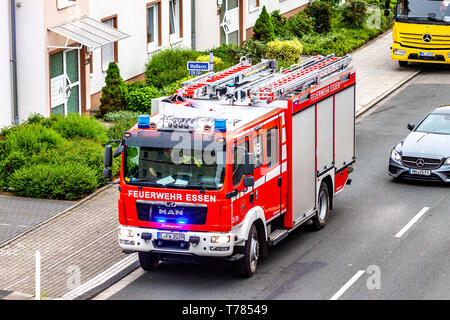 Essen / Germania - 29 Aprile 2019 : Fire Fighters contribuendo a estinguere appartamento in fiamme Foto Stock