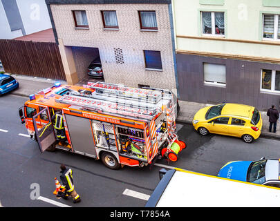 Essen / Germania - 29 Aprile 2019 : Fire Fighters contribuendo a estinguere appartamento in fiamme Foto Stock