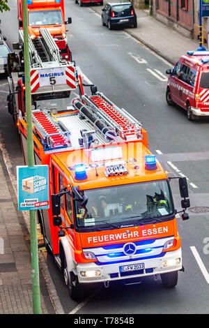 Essen / Germania - 29 Aprile 2019 : Fire Fighters contribuendo a estinguere appartamento in fiamme Foto Stock