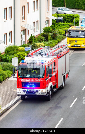 Essen / Germania - 29 Aprile 2019 : Fire Fighters contribuendo a estinguere appartamento in fiamme Foto Stock