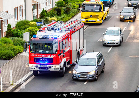 Essen / Germania - 29 Aprile 2019 : Fire Fighters contribuendo a estinguere appartamento in fiamme Foto Stock