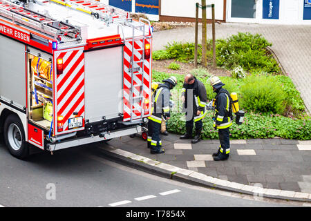 Essen / Germania - 29 Aprile 2019 : Fire Fighters contribuendo a estinguere appartamento in fiamme Foto Stock