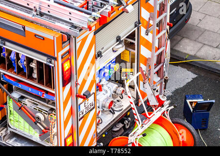 ESSEN / GERMANIA - Aprile 29 2019 Fire Fighters contribuendo a estinguere appartamento in fiamme Foto Stock