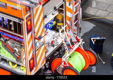 ESSEN / GERMANIA - Aprile 29 2019 Fire Fighters contribuendo a estinguere appartamento in fiamme Foto Stock