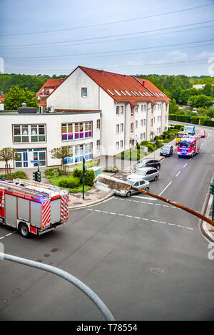 ESSEN / GERMANIA - Aprile 29 2019 Fire Fighters contribuendo a estinguere appartamento in fiamme Foto Stock