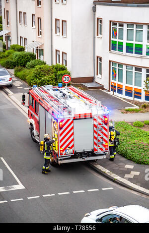 ESSEN / GERMANIA - Aprile 29 2019 Fire Fighters contribuendo a estinguere appartamento in fiamme Foto Stock