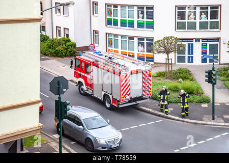 ESSEN / GERMANIA - Aprile 29 2019 Fire Fighters contribuendo a estinguere appartamento in fiamme Foto Stock