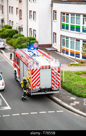 ESSEN / GERMANIA - Aprile 29 2019 Fire Fighters contribuendo a estinguere appartamento in fiamme Foto Stock