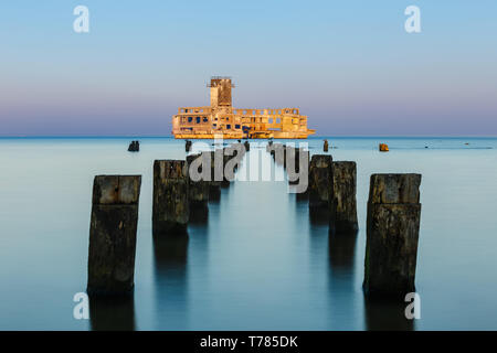 Vecchio lanciasiluri e frangiflutti vicino a Gdynia, Polonia Foto Stock