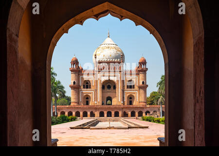 Vista della tomba di Safdarjung dalla sua porta di ingresso, New Delhi, India Foto Stock