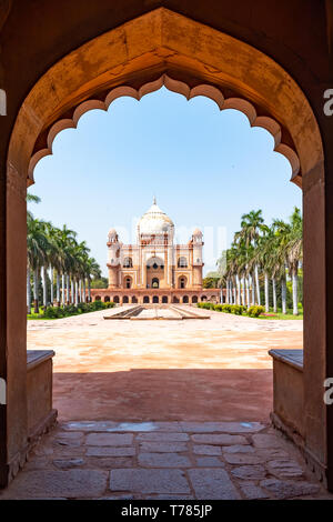 Vista della tomba di Safdarjung dalla sua porta di ingresso, New Delhi, India Foto Stock