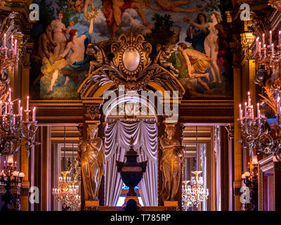 Parigi, Francia, agosto 19,2018: vista interna dell'Opera National de Paris garnier, Francia. Fu costruita dal 1861 al 1875 per la casa dell'Opera di Parigi Foto Stock