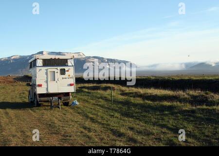 Islanda - Luglio 28. 2008: 4 ruote camper in nessun luogo di Islanda Foto Stock