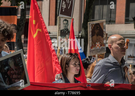 La gente si vede con una bandiera della Unione Sovietica nella celebrazione della II guerra mondiale, nel viale di Prado a Madrid, Spagna. celebrazione dell Unione Sovietica nel suo v Foto Stock